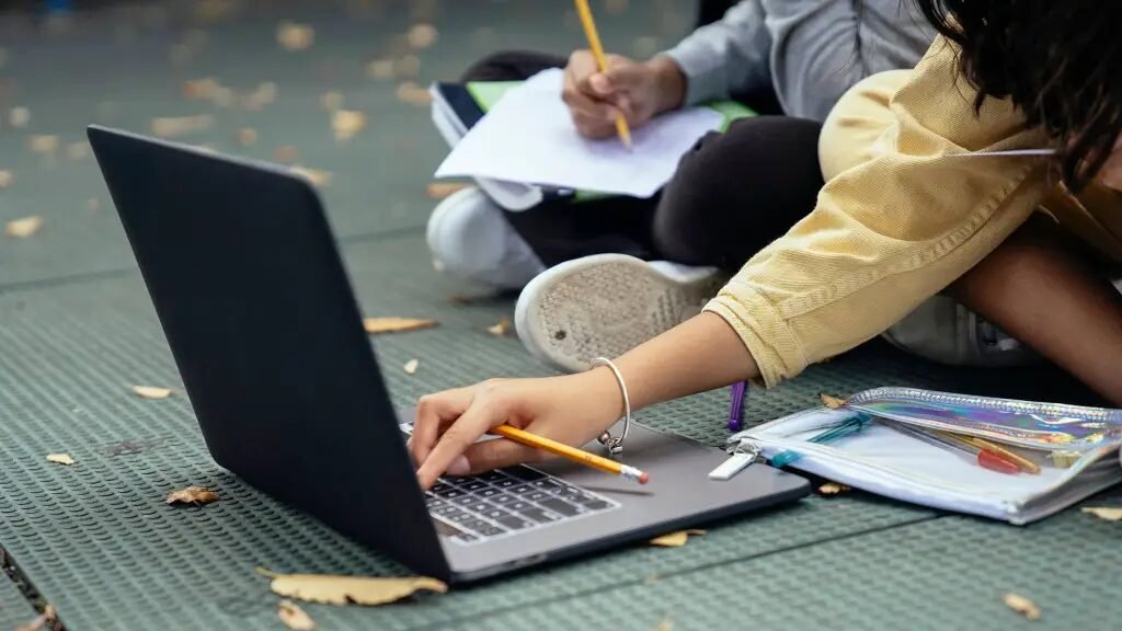 8 em cada 10 estudantes brasileiros temem aprender menos com IA, diz estudo