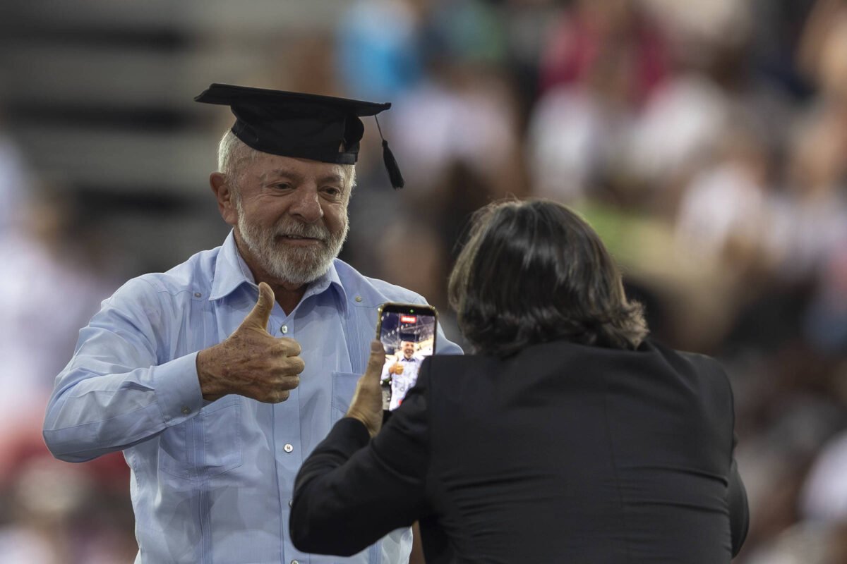 A 12 dias da eleição, Lula promete Pé-de-Meia para universitários ao custo inicial de R$ 4,6 bi ao ano