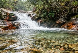 A cidade histórica brasileira cercada por serras, cachoeiras e antigas construções que preserva tradições locais e oferece alternativas para quem prefere viajar longe das praias mais movimentadas