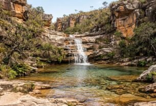 A cidade histórica de Minas Gerais que reúne casarões coloniais, ruas de pedra e cachoeiras aos pés da imponente Serra do Espinhaço