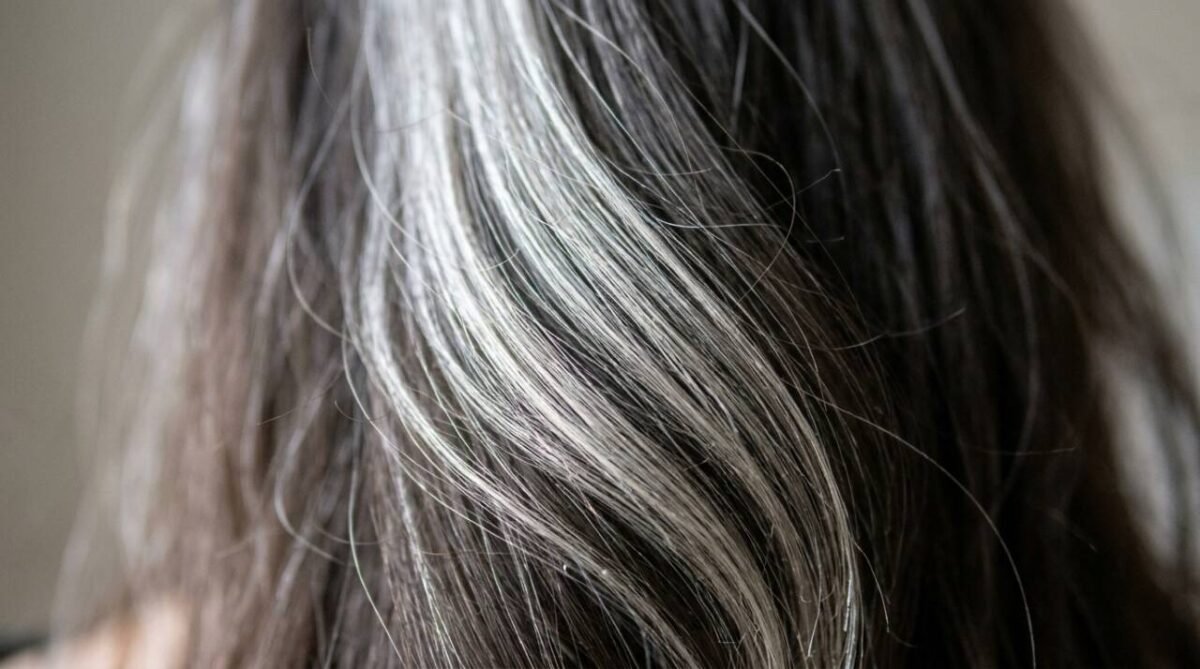 A ciência descobriu por que alguns fios de cabelo ficam brancos antes dos outros: o motivo está ligado a uma proteção contra o câncer