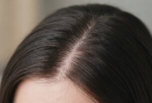 A coceira no couro cabeludo pode ter causas diferentes, e trocar de shampoo sem identificar o motivo nem sempre resolve