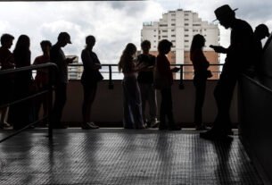 Abstenção cai entre jovens, idosos e menos instruídos no 1º turno, segundo TSE