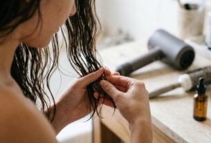 Adeus às pontas espigadas escondidas com óleo: o cuidado começa antes de o cabelo chegar ao secador