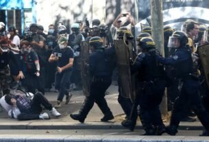 Adolescentes franceses fazem mais um dia de protestos sobre escolas