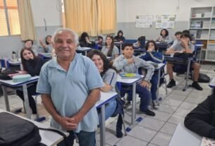 Aos 79 anos, estudante idoso faz estágio em escola para realizar sonho de ser professor