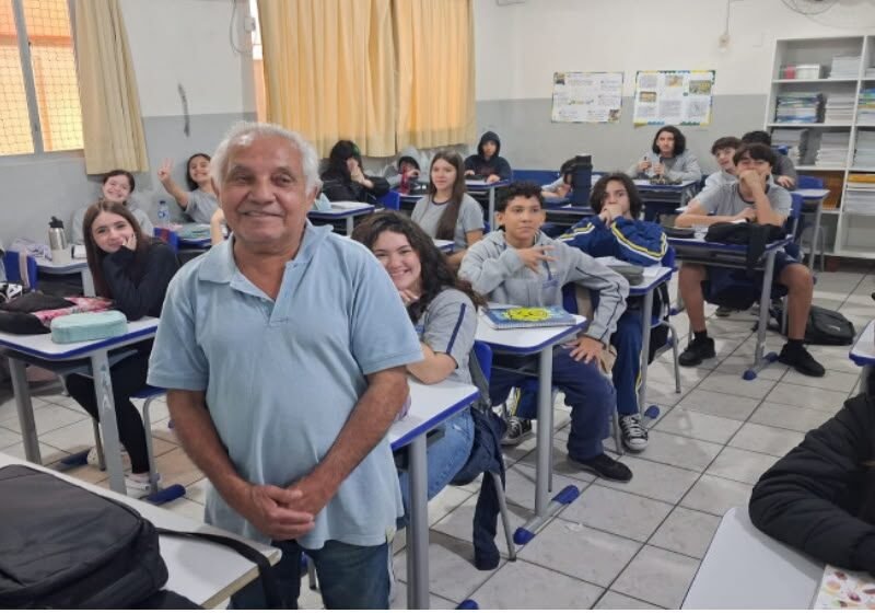Aos 79 anos, estudante idoso faz estágio em escola para realizar sonho de ser professor