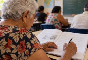 Aos 83 anos, aposentada volta a estudar depois de perder o marido, conclui ensino fundamental e decide que ainda quer chegar à faculdade