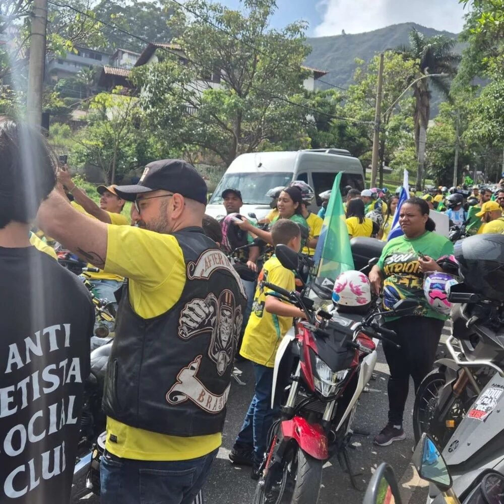Apoiadores de Flávio Bolsonaro fazem motociata em BH