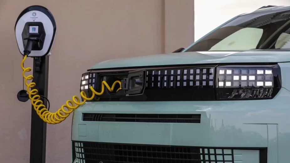 Apoios de 80% aos carros elétricos são “manobra de marketing” diz ACAP