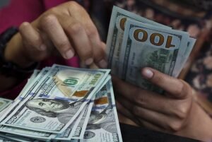 Após bater os R$ 5,40 com reeleição de Lula, até onde o dólar pode ir?