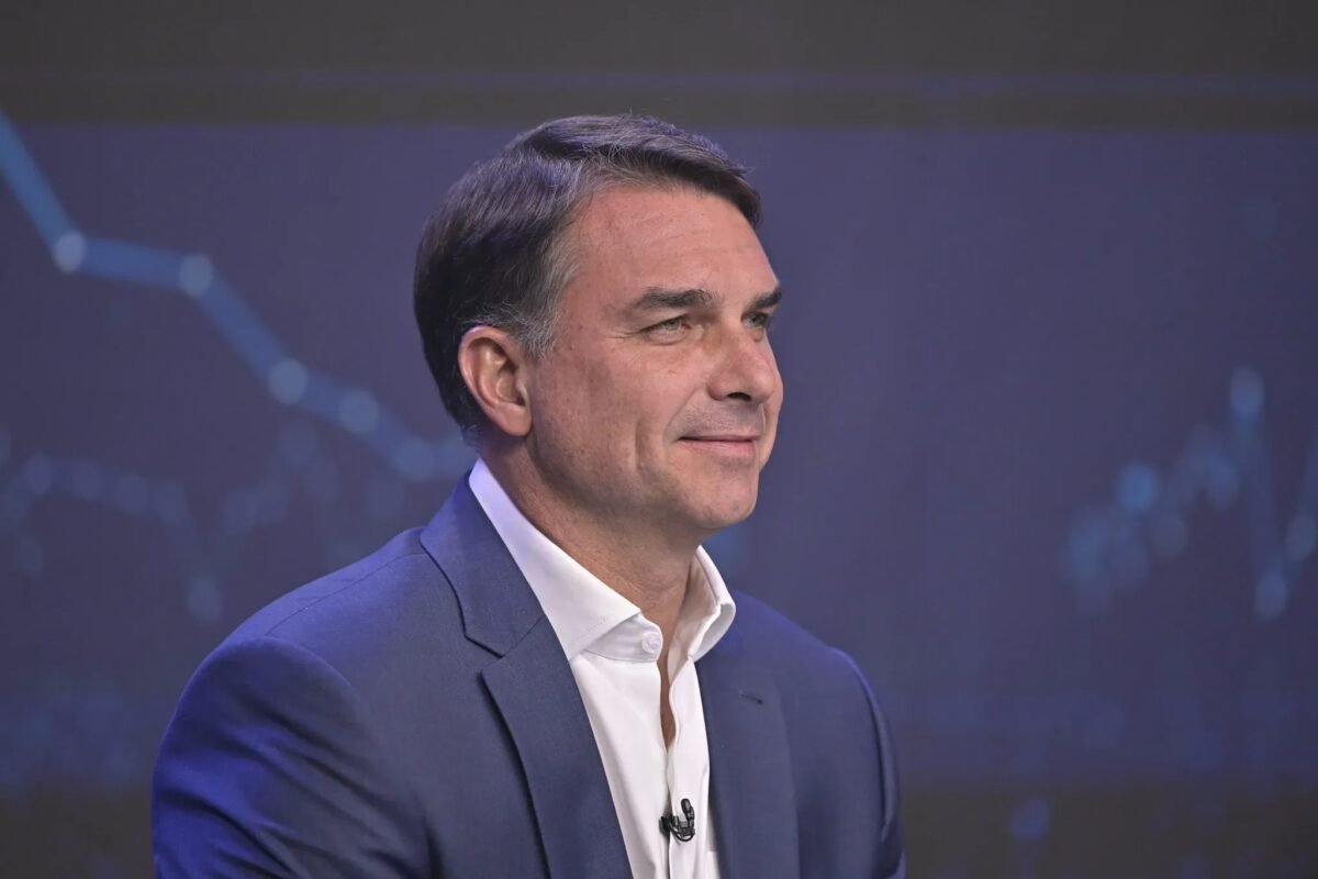 Após derrota nas eleições, Flávio Bolsonaro ficará sem cargo público pela primeira vez desde 2003