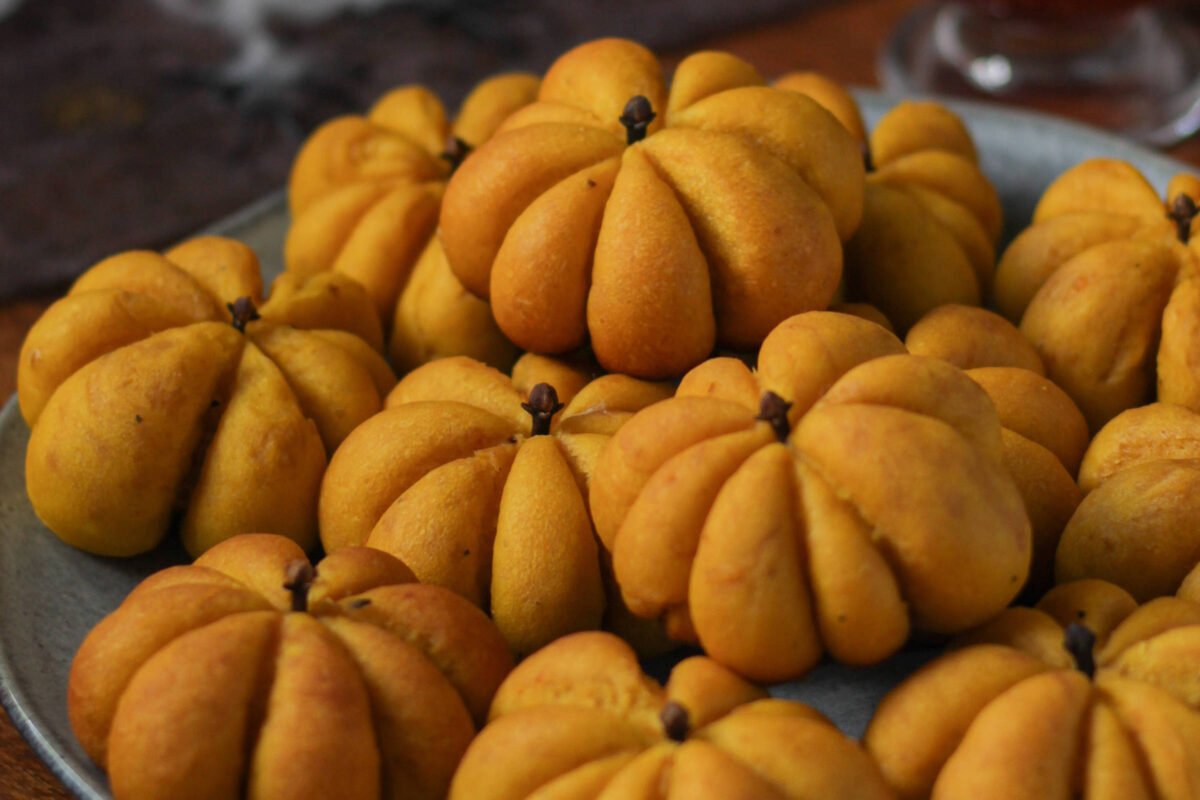 Aprenda a fazer pãezinhos de abóbora para o Halloween