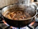 Aproveitar a marinada da carne crua como molho parece evitar desperdício, mas o líquido pode carregar microrganismos do alimento: a FDA recomenda não reutilizá-lo sem antes levá-lo à fervura