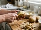 Aproveitar batatas que ficaram verdes ou desenvolveram muitos brotos parece uma maneira simples de evitar desperdício, mas essas alterações podem indicar concentrações elevadas de substâncias tóxicas: na Alemanha, o instituto federal de avaliação de riscos recomenda descartar batatas verdes ou com brotação intensa
