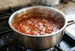 Aproveitar o molho usado para marinar carne crua e despejá-lo sobre o churrasco pronto parece uma forma de reforçar o sabor, mas pode transferir microrganismos: na Austrália, a recomendação é cozinhar bem a marinada antes de reutilizá-la ou descartá-la.