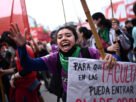 Argentinos fazem megaprotesto por financiamento estudantil e fazem alerta sobre eleições no Brasil