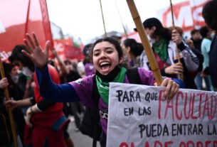 Argentinos fazem megaprotesto por financiamento estudantil e fazem alerta sobre eleições no Brasil