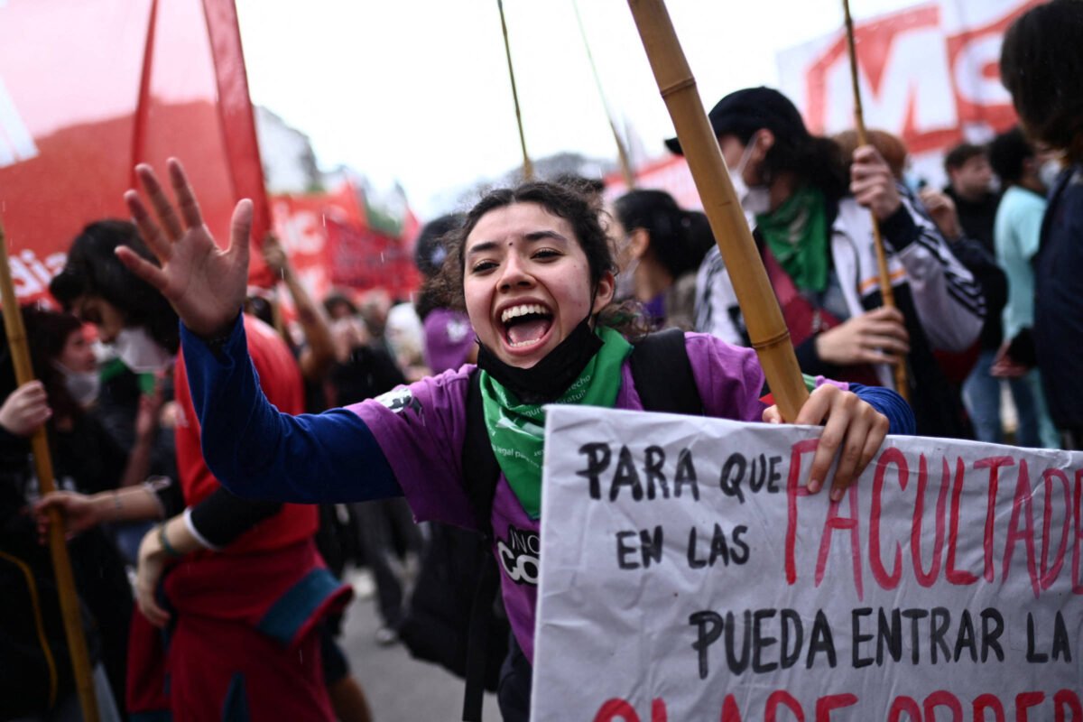 Argentinos fazem megaprotesto por financiamento estudantil e fazem alerta sobre eleições no Brasil