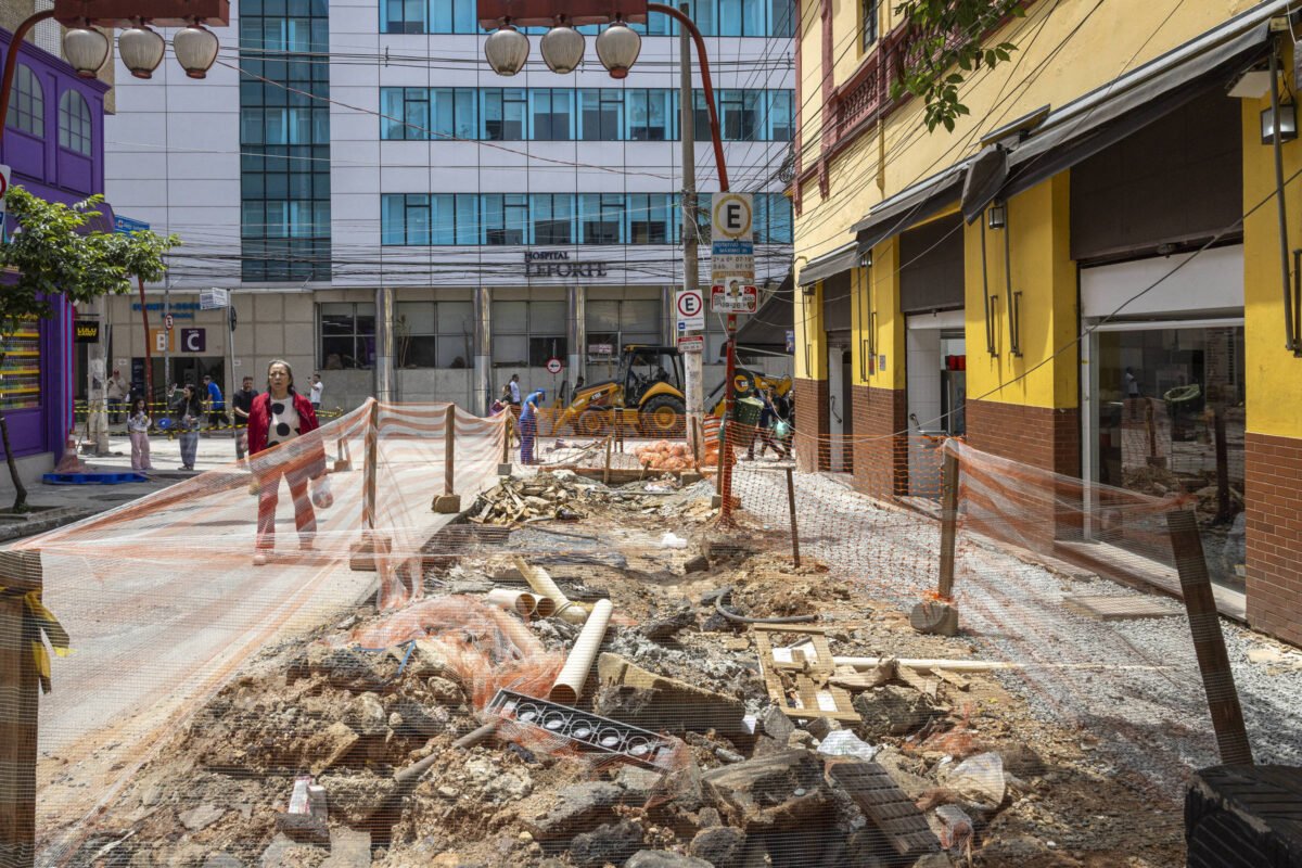 Artefatos arqueológicos são encontrados sob asfalto em área de antigo cemitério da Liberdade, em SP