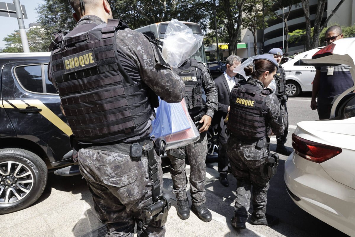 As facções, as armas e a disputa pelo Brasil