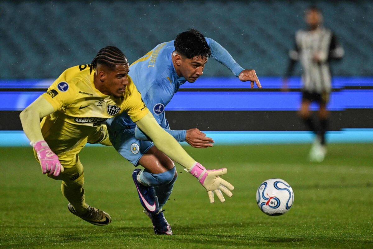 Atlético-MG leva sufoco no final, perde no Uruguai, mas vai à decisão da Sul-Americana
