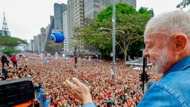 Autonomia política das comunidades de fãs e limites dos direitos autorais e de imagem dos artistas