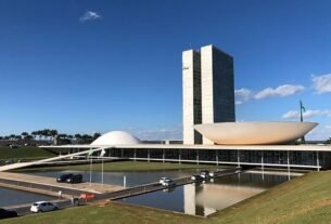 Autoridades votam pelo país; aliados de Lula e Flávio reforçam campanhas