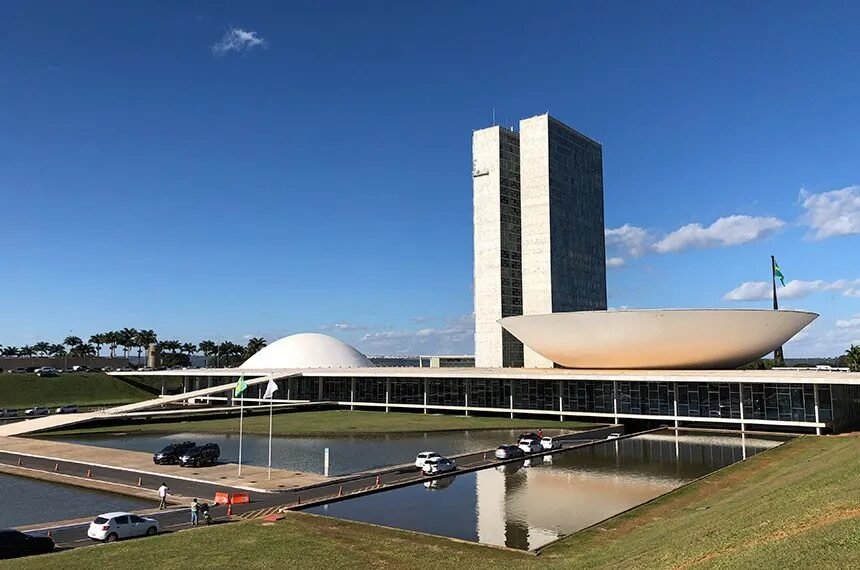 Autoridades votam pelo país; aliados de Lula e Flávio reforçam campanhas