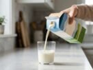 Beber leite cru de uma fazenda com boas condições de higiene parece não oferecer riscos, mas a limpeza durante a ordenha não garante a eliminação de microrganismos perigosos: o CDC recomenda escolher leite pasteurizado para evitar infecções alimentares.