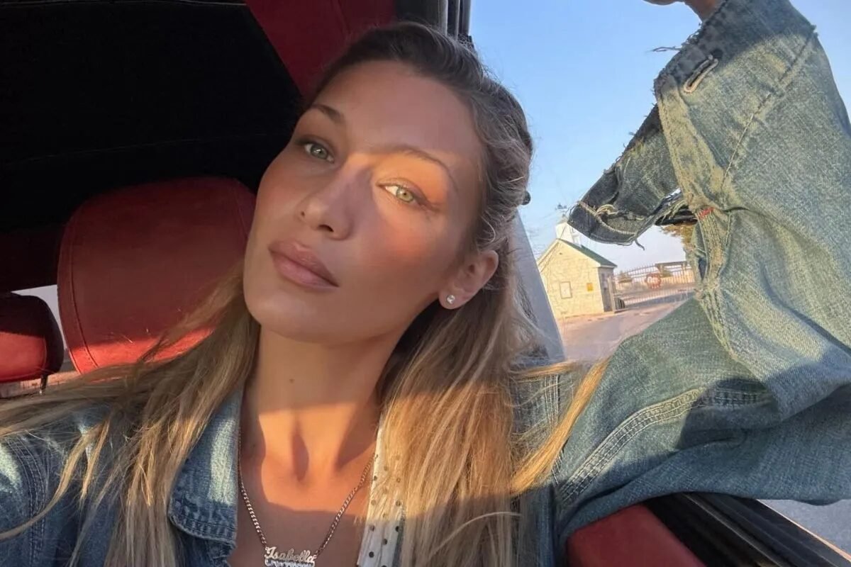 Bella Hadid mostra braços e pernas tonificados em look rosa na academia; confira a foto