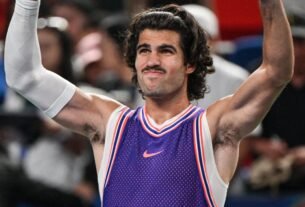 Bigode fino volta ao rosto masculino como tendência de beleza