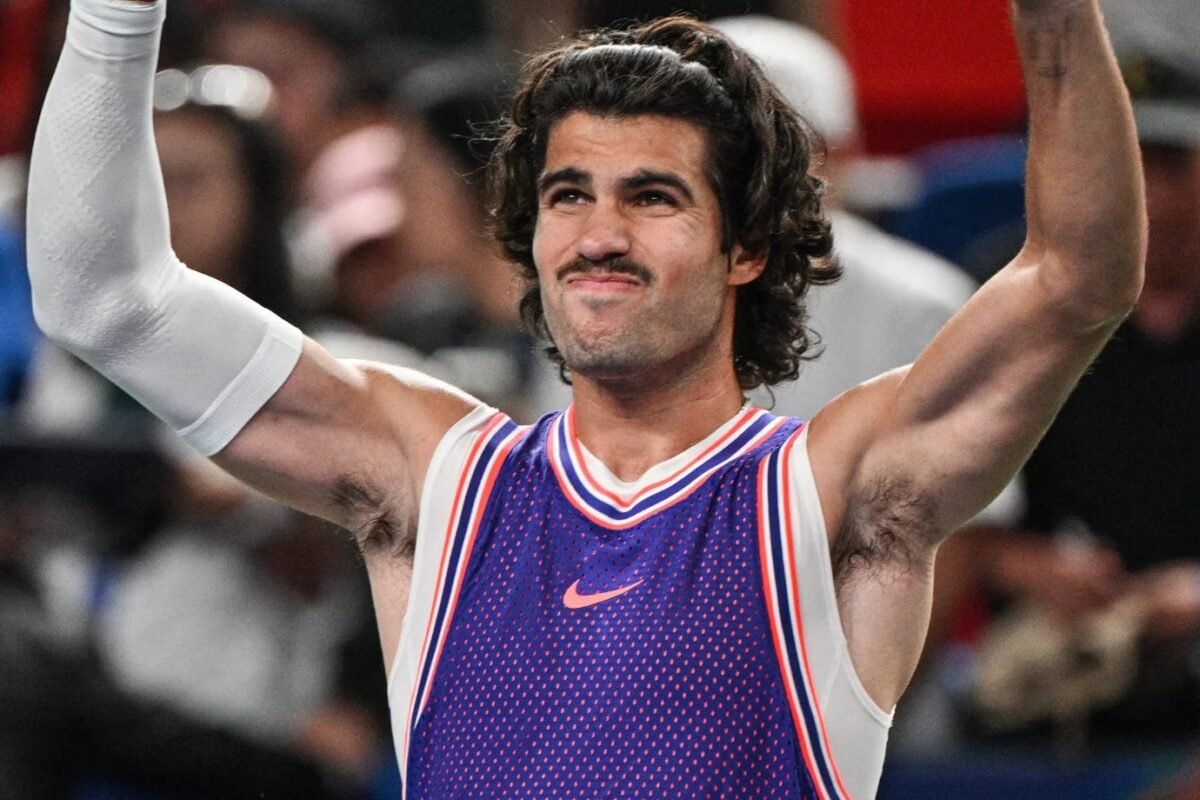 Bigode fino volta ao rosto masculino como tendência de beleza