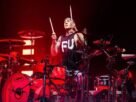 Billy Corgan diz que Travis Barker é o baterista mais influente de sua geração