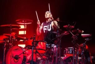 Billy Corgan diz que Travis Barker é o baterista mais influente de sua geração
