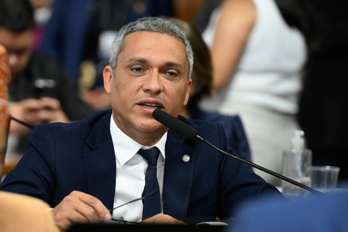Bolsonarista divulga boato já desmentido sobre voto de mesários em Lula e pede fiscalização