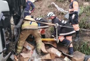 BR-381é interditada após tombamento de carreta