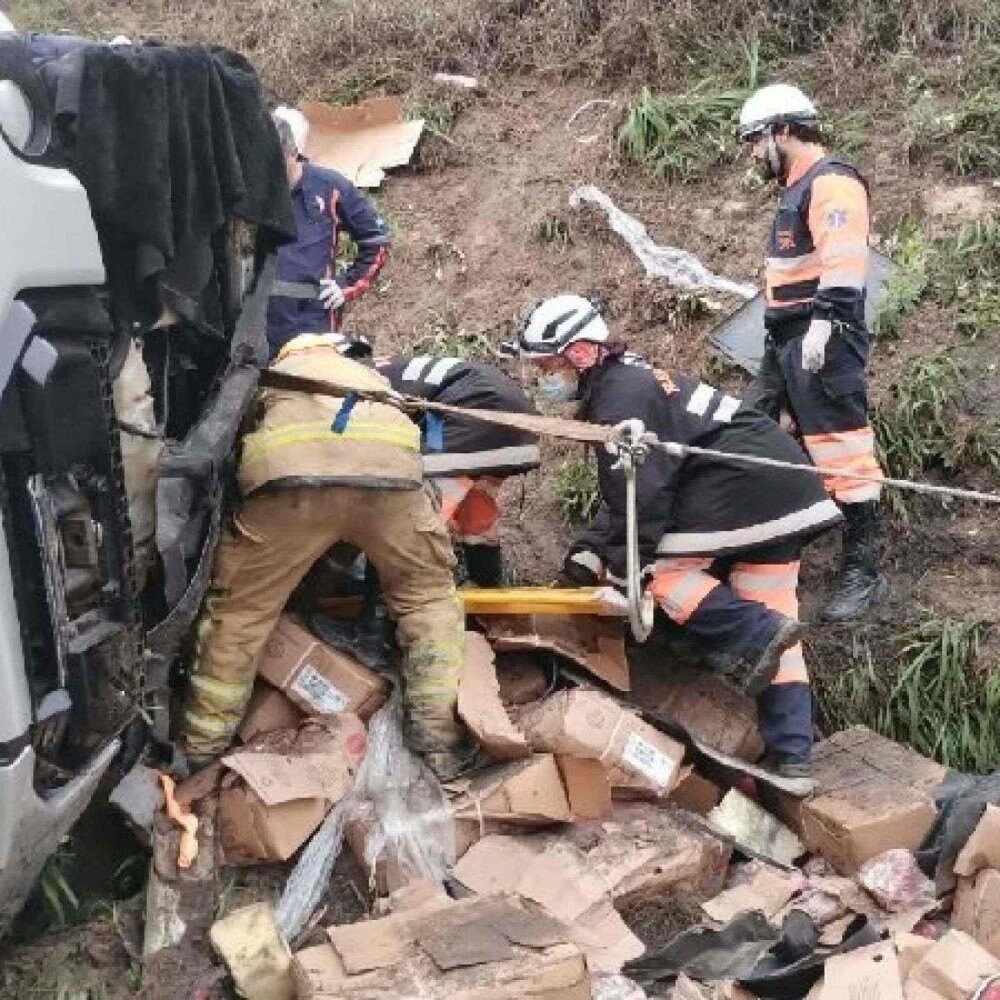 BR-381é interditada após tombamento de carreta