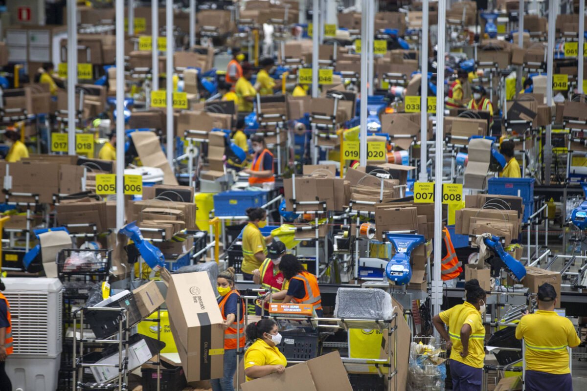 Brasileiro está mais aberto a compras com IA, mas segurança ainda preocupa, diz pesquisa