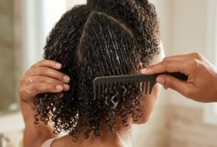 Cabeleireiros explicam por que desembaraçar cabelos cacheados completamente secos pode favorecer a quebra e aumentar o volume indesejado em alguns tipos de fio