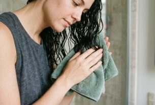 Cabeleireiros explicam por que esfregar os cabelos com a toalha depois do banho pode aumentar o frizz e qual é a maneira mais delicada de retirar o excesso de água dos fios
