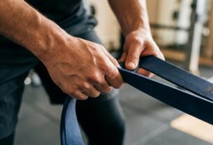 Caminhar é importante depois dos 50 anos, mas especialistas explicam por que fortalecer os músculos das costas pode fazer diferença na postura e nas atividades realizadas dentro de casa