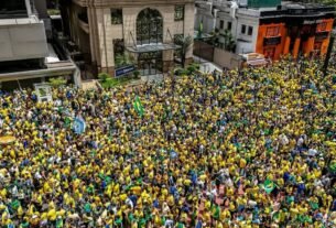 Campanha de Flávio Bolsonaro realiza manifestação na Paulista