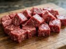 Carne de panela suculenta: por que o acém combina com o cozimento lento e merece atenção na hora de escolher o corte