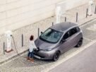 Carregar um elétrico na rua pode ficar mais barato em 2027