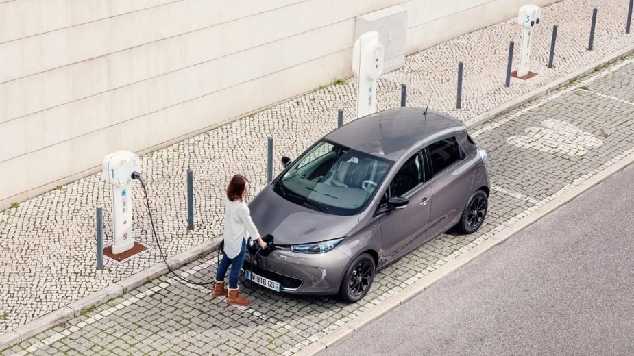 Carregar um elétrico na rua pode ficar mais barato em 2027