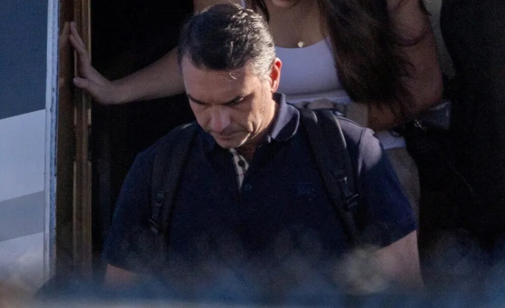 Carros camuflados, jatos, ajuda americana: como Flávio Bolsonaro chegou aos EUA