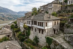 Casas de dois andares desenvolvidas no século XVII, bazar e construções religiosas: a cidade albanesa no vale do Drinos que preserva uma forma de viver marcada pelo período otomano