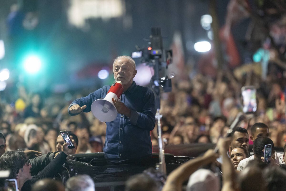 Celebração de Lula em carro chinês é novo retrato da indústria automotiva nacional