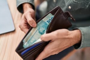 Circulação de dinheiro entre contas não basta para vincular réu a roubo